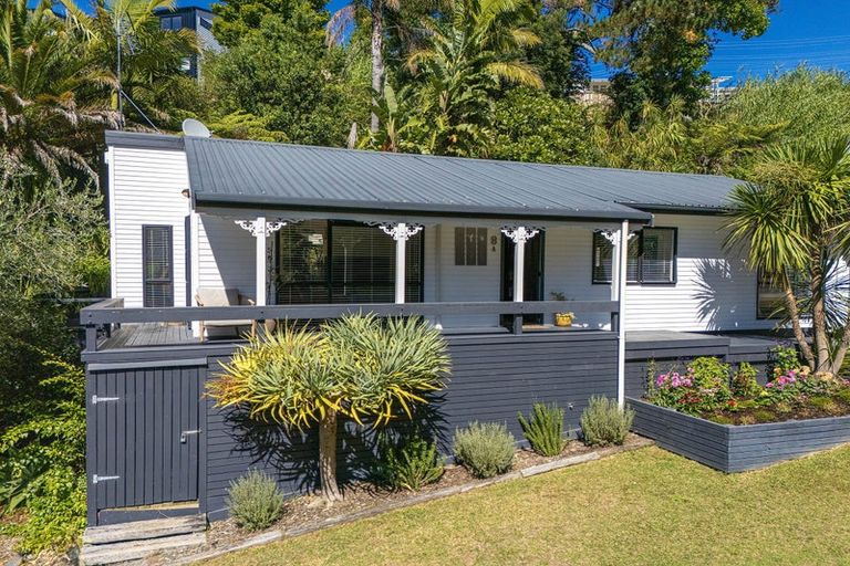 Photo of property in 2/8 Heatherleigh Rise, Northcross, Auckland, 0632