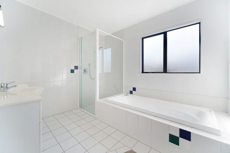 Photo of property in 2/15 Wernham Place, Northcote, Auckland, 0626