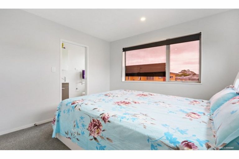 Photo of property in 23/11 Ray Small Drive, Papakura, 2110