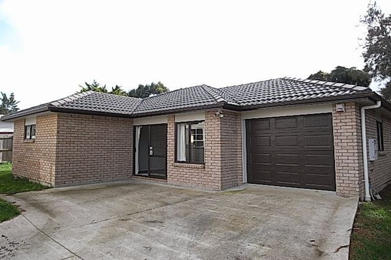 Photo of property in 33 Claverdon Drive, Massey, Auckland, 0614