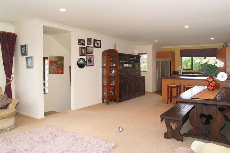 Photo of property in 2 Stella Grove, Newlands, Wellington, 6037