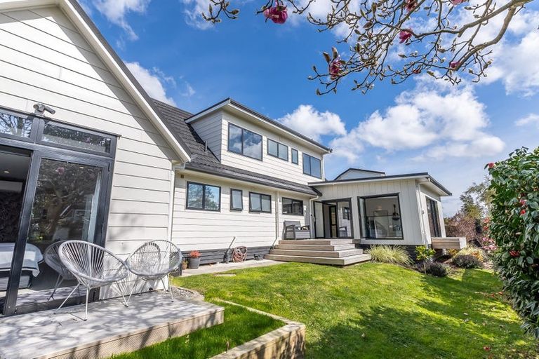 Photo of property in 77 Gilbass Avenue, Hamilton Lake, Hamilton, 3204