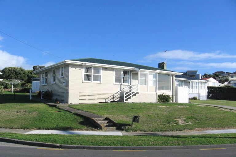 Photo of property in 49 Pikarere Street, Titahi Bay, Porirua, 5022