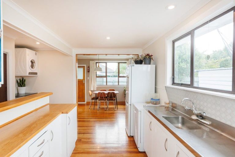 Photo of property in 11 Montrose Place, Takaro, Palmerston North, 4412