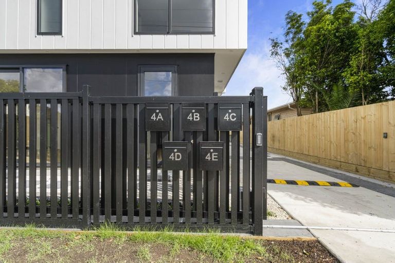 Photo of property in 4 Roberts Road, Matakatia, Whangaparaoa, 0930