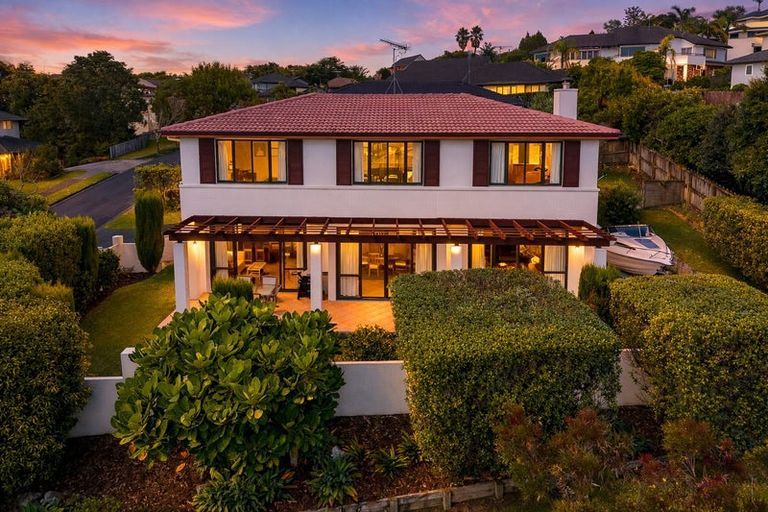 Photo of property in 30 Woodridge Avenue, Northcross, Auckland, 0630