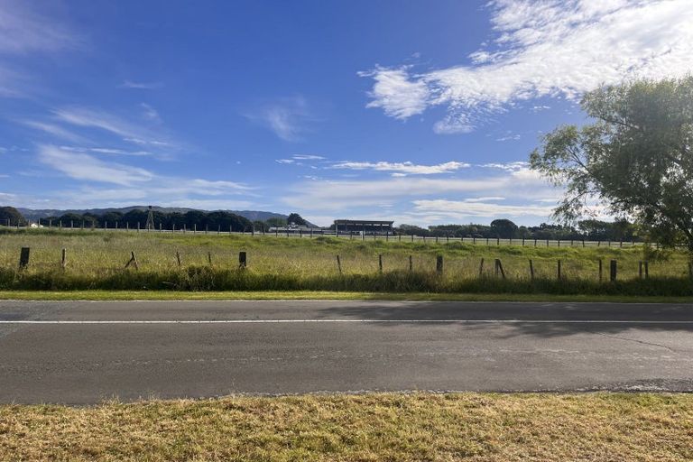 Photo of property in 64 Freemans Road, Otaki, 5512