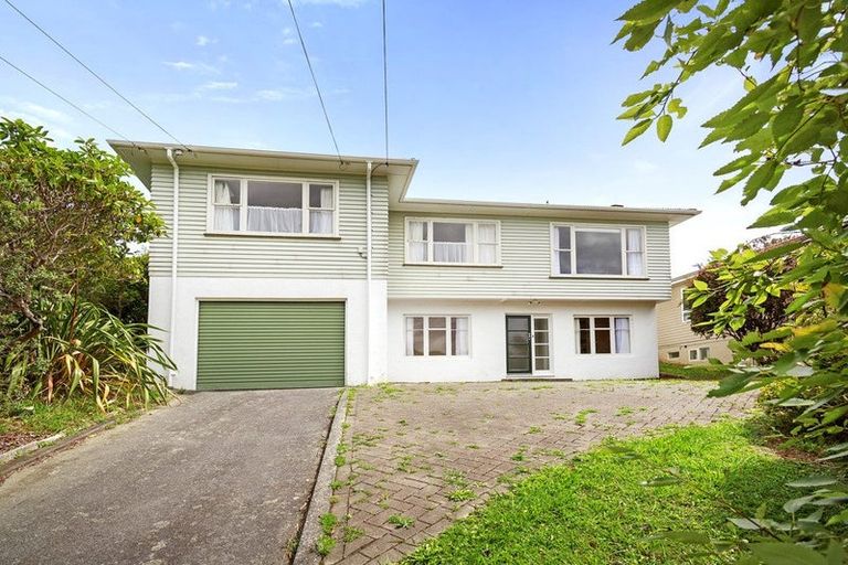 Photo of property in 17 Lane Crescent, Tawa, Wellington, 5028