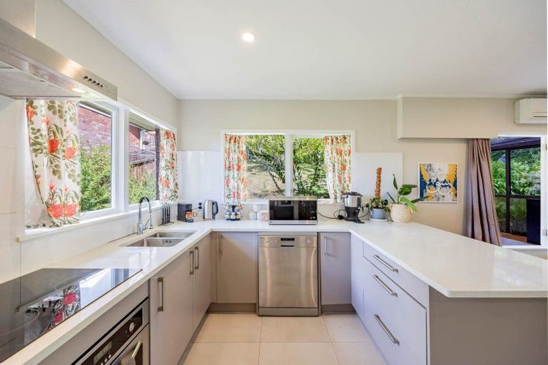 Photo of property in 2/5 Keldale Place, Forrest Hill, Auckland, 0620