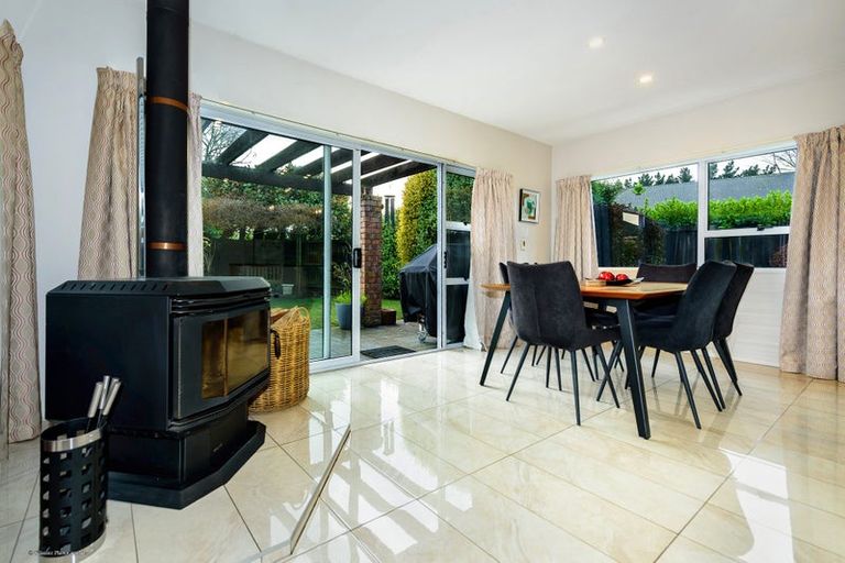 Photo of property in 22 Felstead Place, Avonhead, Christchurch, 8042