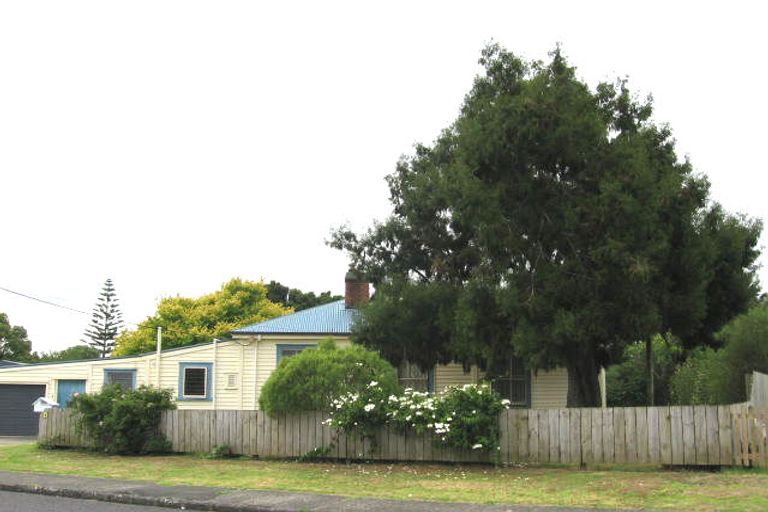 Photo of property in 4 Paramu Avenue, Birkdale, Auckland, 0626