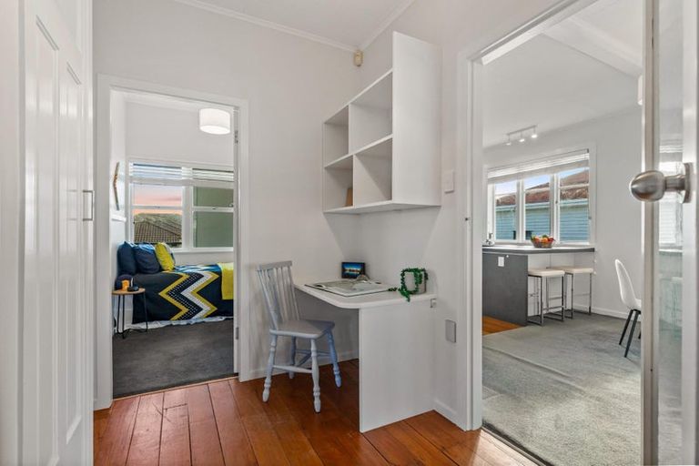 Photo of property in 21 Islington Avenue, New Lynn, Auckland, 0600