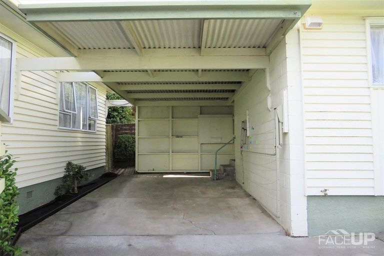 Photo of property in 49 Flanshaw Road, Te Atatu South, Auckland, 0610
