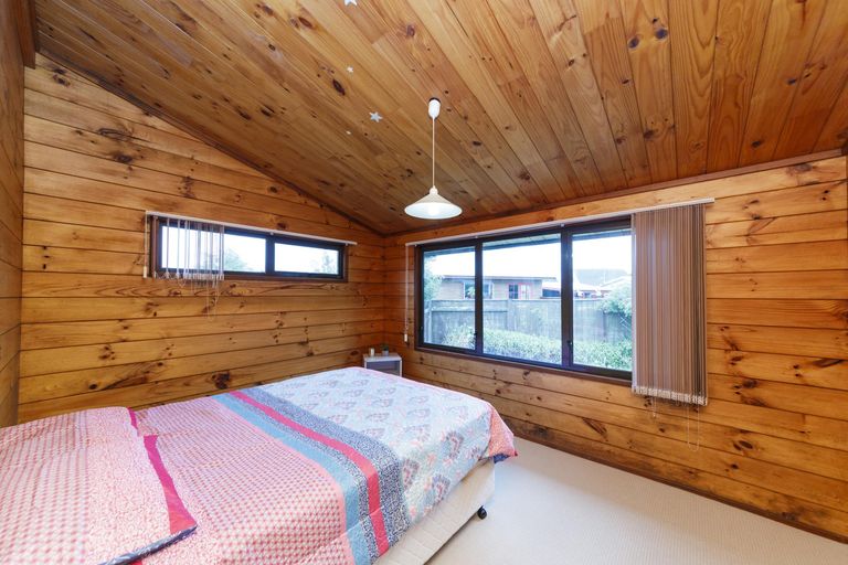 Photo of property in 12 Suzanne Grove, Kelvin Grove, Palmerston North, 4414