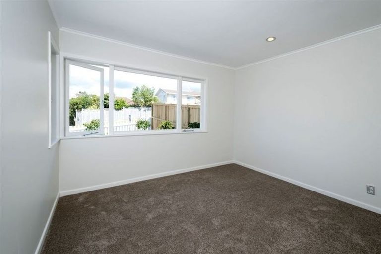 Photo of property in 16 Hauraki Crescent, Pinehill, Auckland, 0632
