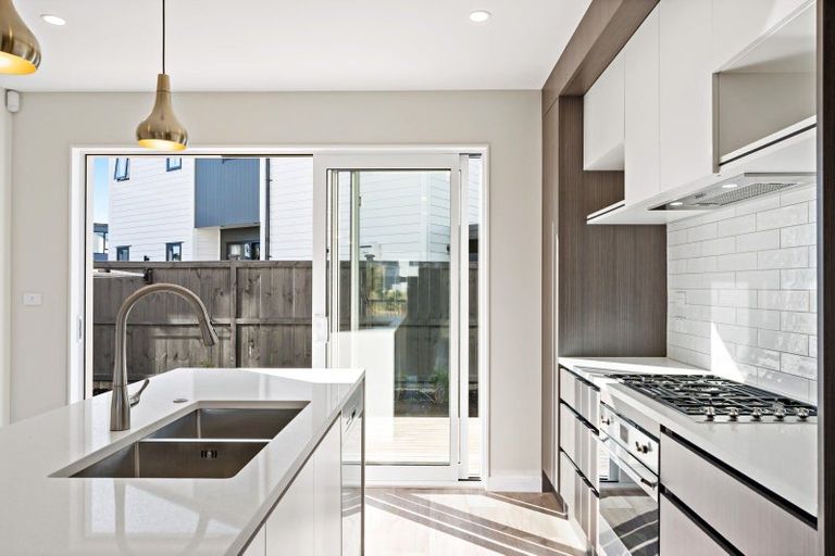 Photo of property in 17 Resnik Crescent, 0810