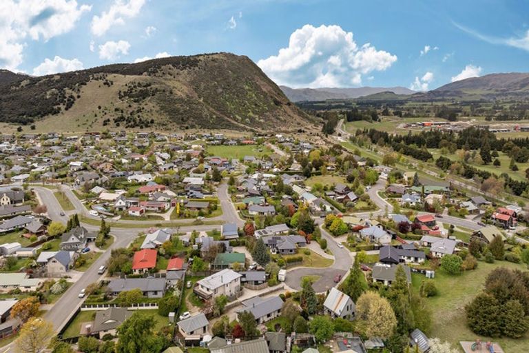 Photo of property in 16 Kuri Place, Wanaka, 9305