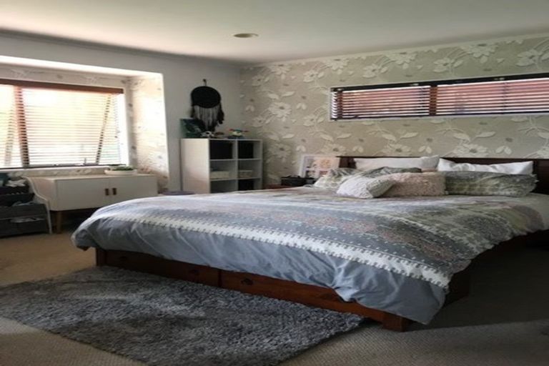 Photo of property in 98 Caribbean Drive, Unsworth Heights, Auckland, 0632