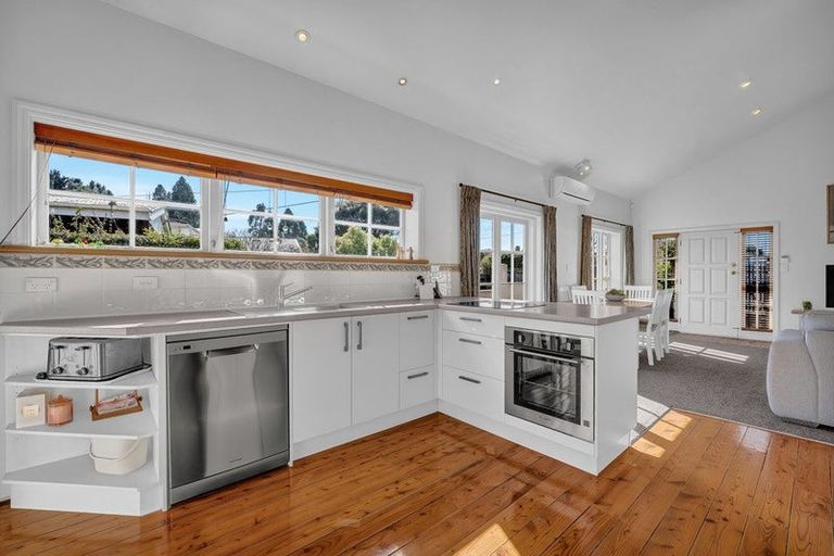 Photo of property in 66 Yeovil Road, Te Atatu Peninsula, Auckland, 0610