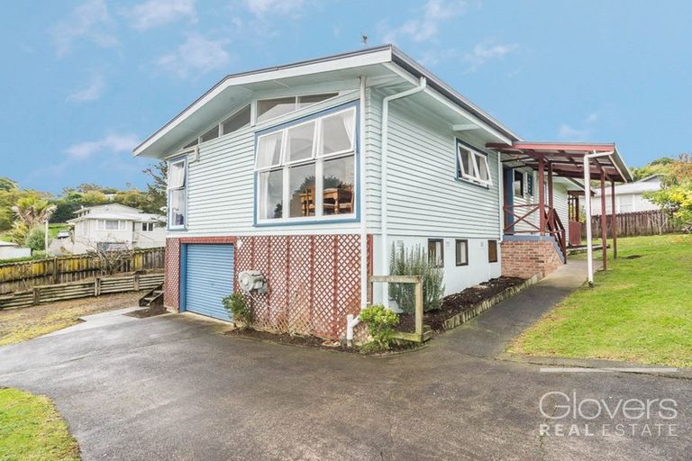 Photo of property in 5 Thuja Street, Green Bay, Auckland, 0604
