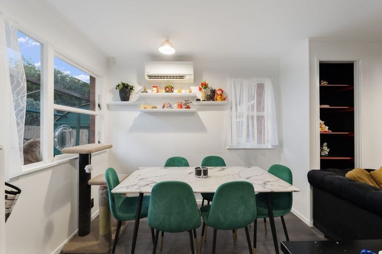 Photo of property in 16 Thornlow Street, Glendene, Auckland, 0602