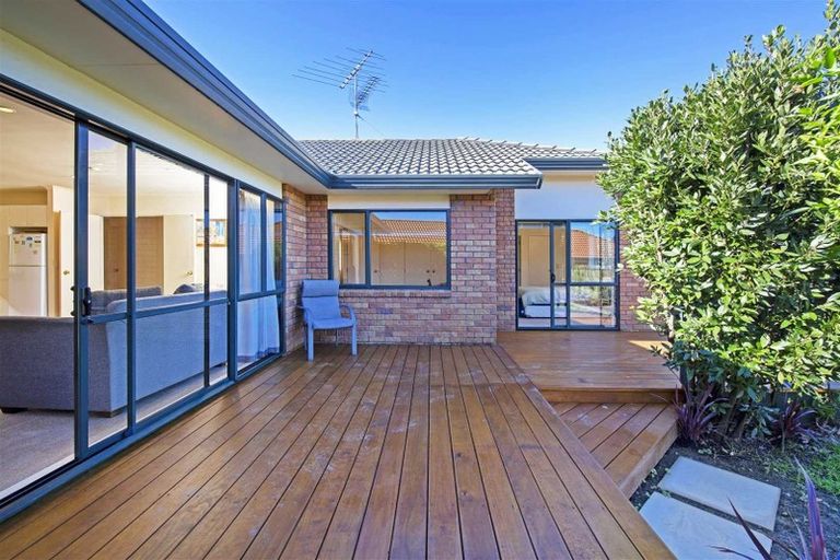 Photo of property in 14 Gillett Place, Botany Downs, Auckland, 2014