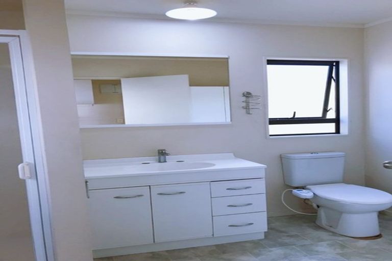 Photo of property in 12 Greville Road, Pinehill, Auckland, 0632