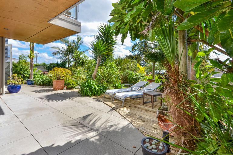 Photo of property in 2/19 Tindalls Bay Road, Tindalls Beach, Whangaparaoa, 0930