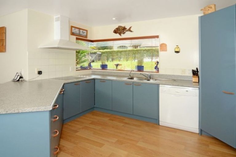 Photo of property in 19 Mandeville Place, Unsworth Heights, Auckland, 0632