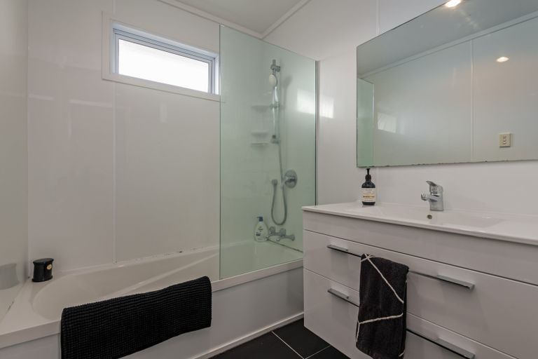 Photo of property in 32 Cumberland Place, Kelvin Grove, Palmerston North, 4414