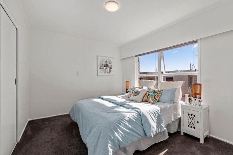 Photo of property in 2/12a Ondine Place, Glenfield, Auckland, 0629