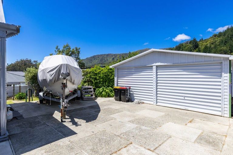 Photo of property in 168 Waikawa Road, Picton, 7220