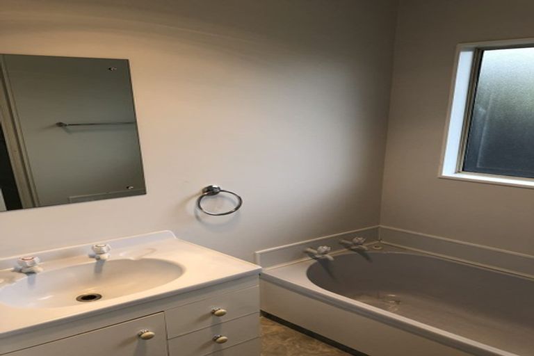 Photo of property in 3 Lydia Place, Kelvin Grove, Palmerston North, 4414