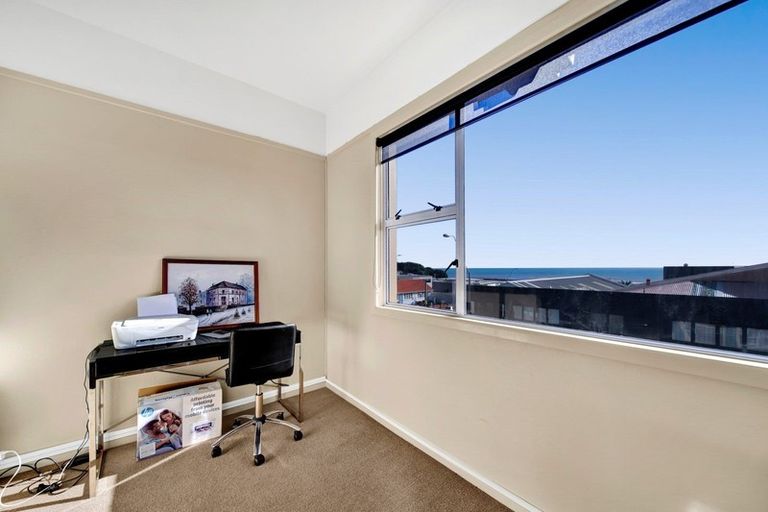Photo of property in Devonport Apartments, 3/127 Saint Aubyn Street, New Plymouth, 4310