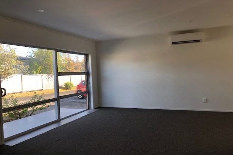 Photo of property in 2/5 Tobruk Crescent, Milford, Auckland, 0620