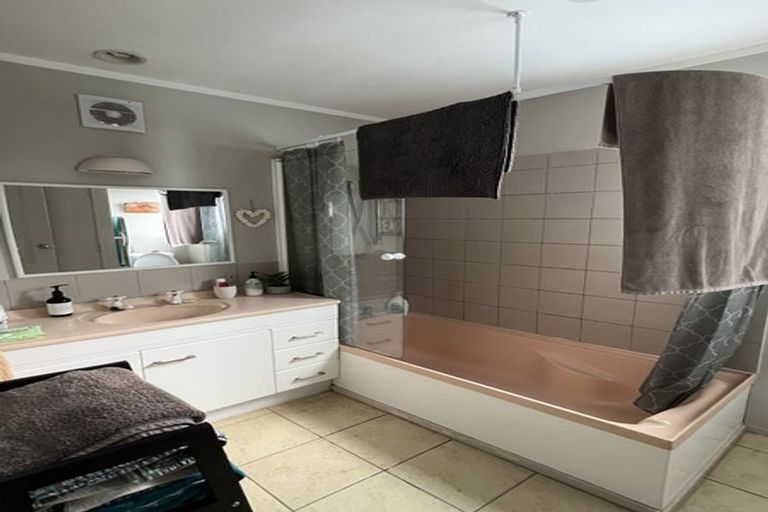 Photo of property in 4 Manutara Avenue, Forrest Hill, Auckland, 0620