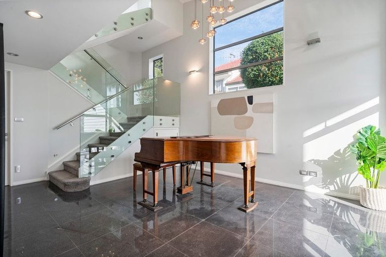 Photo of property in 10 Bayside Drive, Browns Bay, Auckland, 0630