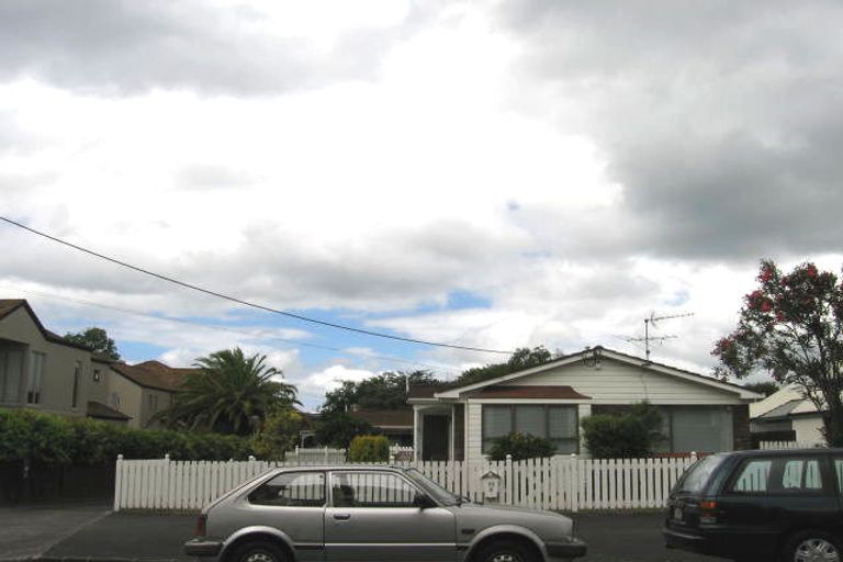 Photo of property in 1/11 Milford Road, Milford, Auckland, 0620