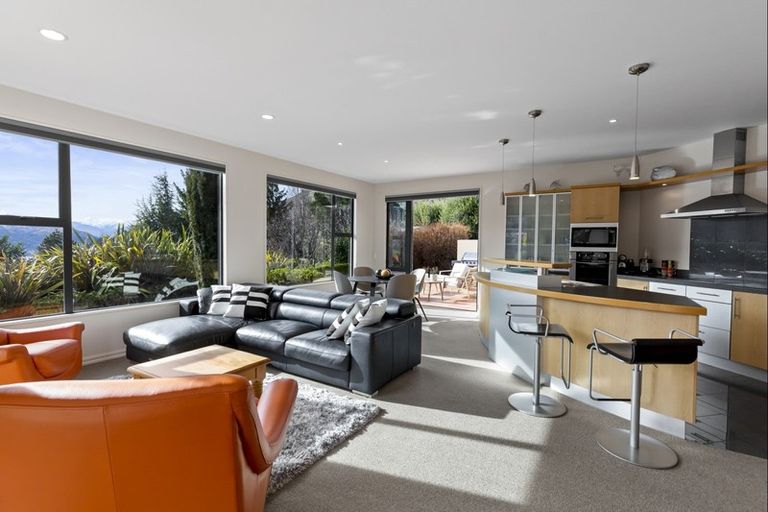 Photo of property in 17 Milward Place, Kelvin Heights, Queenstown, 9300