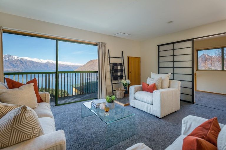 Photo of property in 117a Wynyard Crescent, Fernhill, Queenstown, 9300