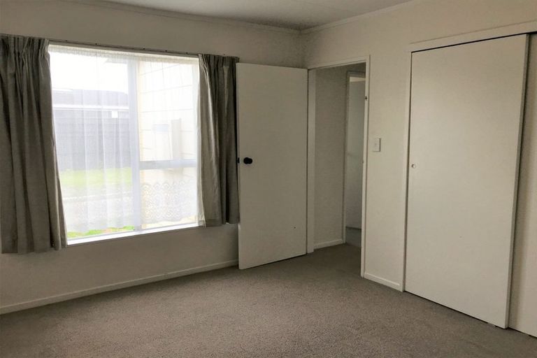 Photo of property in 15a Bayswater Place, Newlands, Wellington, 6037