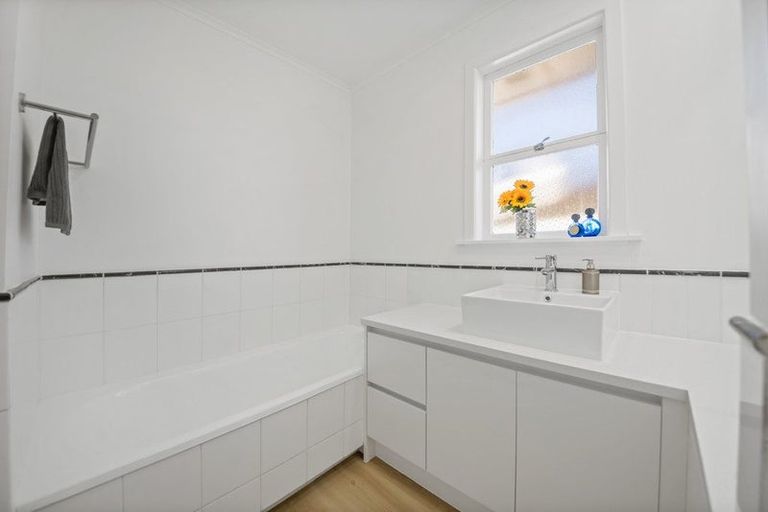Photo of property in 70 Sturges Road, Henderson, Auckland, 0612