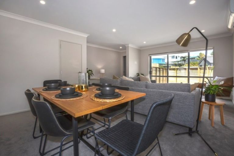 Photo of property in 18 Brindle Way, Newlands, Wellington, 6037