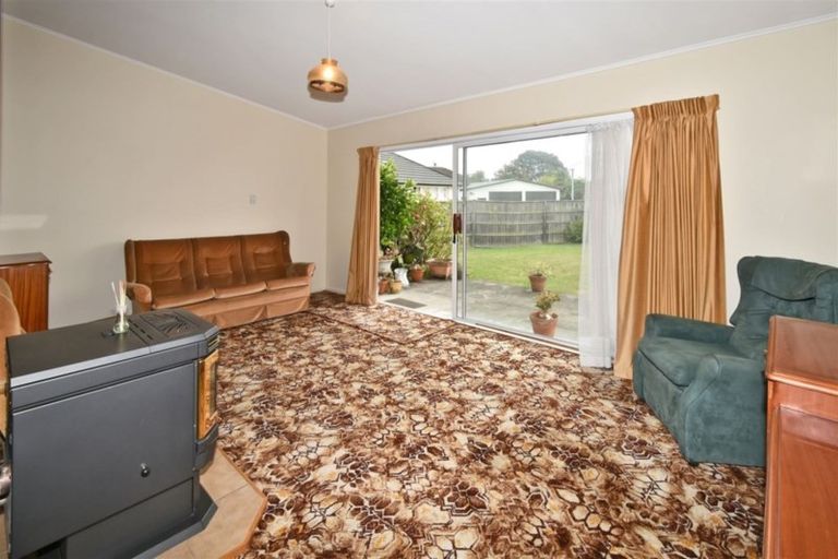 Photo of property in 10 Virgil Place, Northcote, Christchurch, 8052