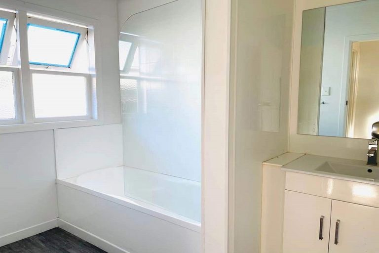 Photo of property in 33 Peach Road, Glenfield, Auckland, 0629