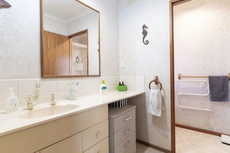 Photo of property in 17 Pampas Grove, Welcome Bay, Tauranga, 3112