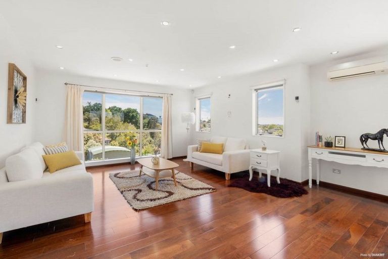 Photo of property in 627 Glenfield Road, Totara Vale, Auckland, 0629