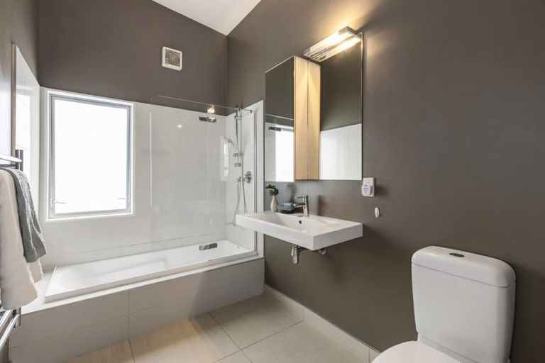 Photo of property in 39 Tiketike Way, Brooklyn, Wellington, 6021