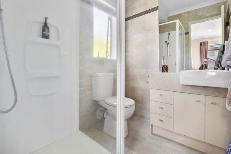 Photo of property in 18 Bur Oak Terrace, Schnapper Rock, Auckland, 0632