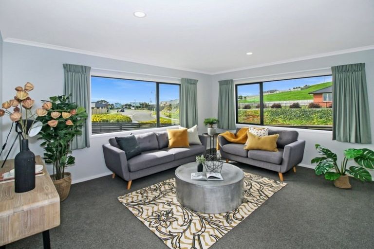 Photo of property in 2 Ongarui Close, Whalers Gate, New Plymouth, 4310